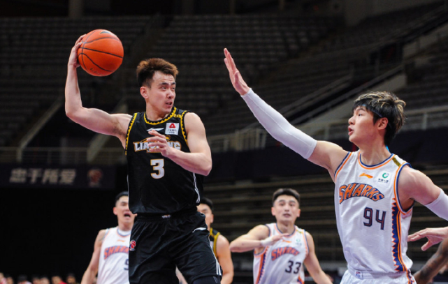 勇士鏖战灰熊，郭艾伦刷新纪录